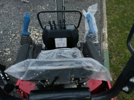 Мини экскаватор QUADTRAC E13PRO